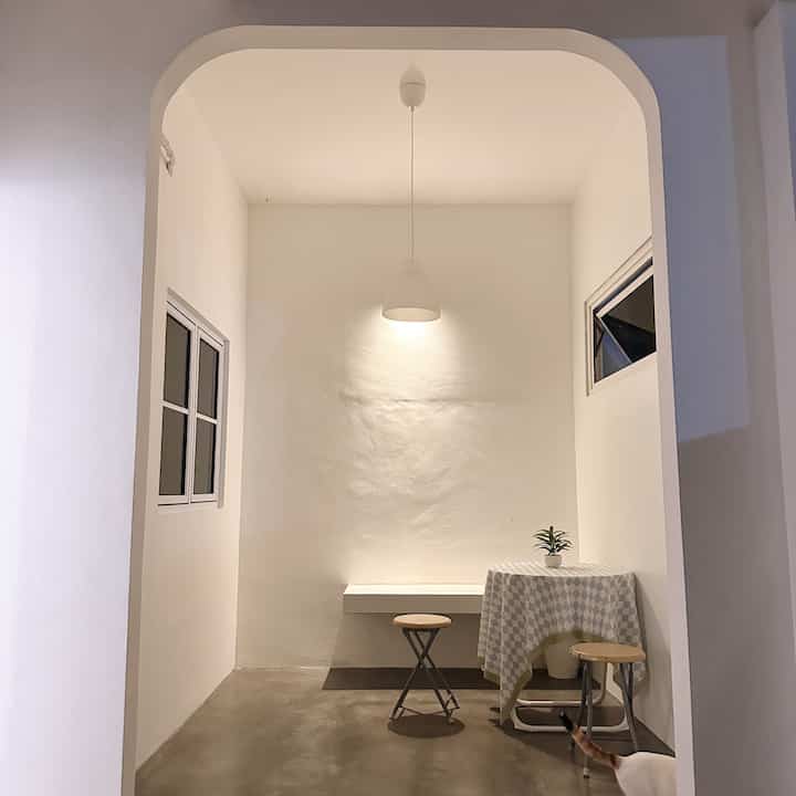 Simple evening atmosphere on the tiny terrace🖤
#terrace #terasindoor #arch #conahom #night #homedecor