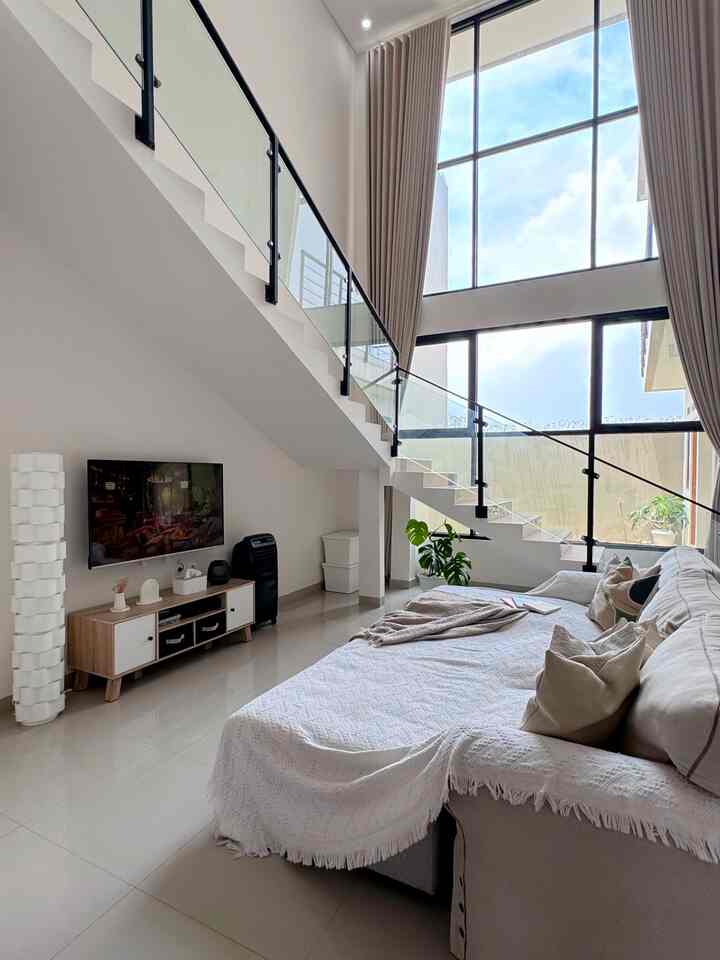 Color palette yg aku pilih yaitu putih, cream, hitam, dan turunannya. Memilih warna ini karena warnanya netral dan bisa dipadupadankan dgn warna apapun, serta warna dasar putih itu membuat kesan ruangan terasa luar dan clean.
Cara memadukan warnanya dgn komposisi warna dasar putih yg dominan, lalu warna cream sedikit banyak, dan warna hitam sebagai pemanis agar tidak terlalu pucat.
Tips agar ruangan tampak eyecatching yaitu pilih warna2 yg netral sebagai warna dasar, jgn pilih warna yg bold dan mencolok karena akan membuat mata lelah melihatnya, serta sulit mencocokan warna utk item dekoratifnya. Nah, untuk item dekoratifnya sebenarnya bisa pilih warna yg bold asal tepat penempatannya dan masih masuk tema ruangannya.
#BringColorsToMyHome
#HomeColorPalette
#HomeColorDesign
#HomeDecorIdeas
#ModernMinimalist
#Scandinavian