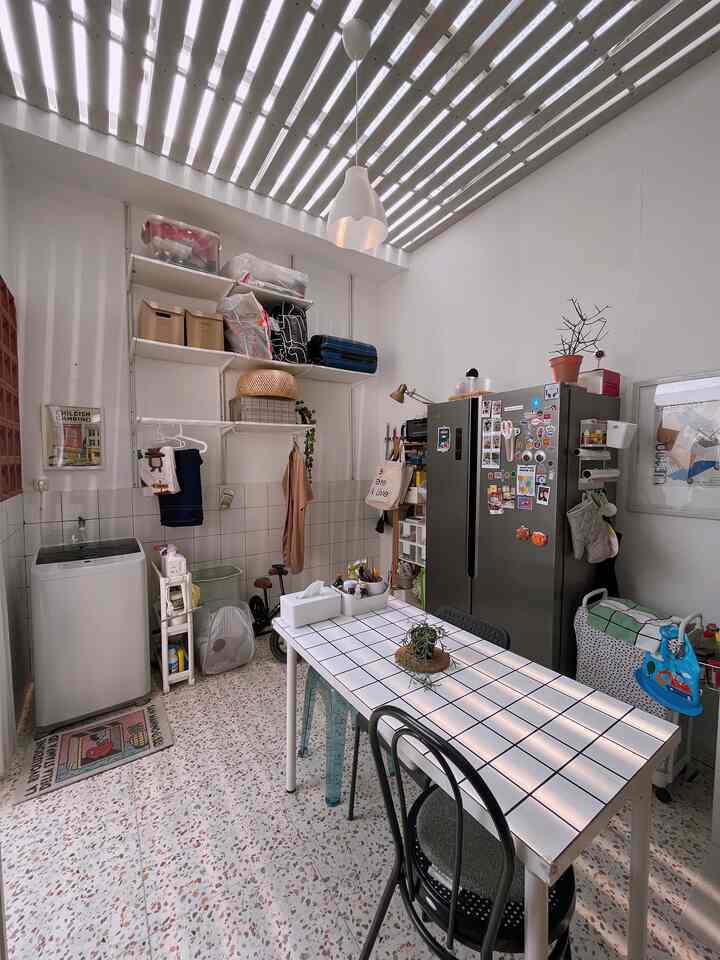 •Dining Room•Kitchen•Laundry Room•Open Storage•

Ruangan makan kami sekaligus ruang cuci, penyimpanan dan dapur sekaligus. Karena keterbatasan ruang dan rumah yang masih terus bertumbuh, sehingga kami berusaha membuat keterbatasan ruang ini tetap fungsional dan enak dilihat. Di ruang makan ini kami bisa makan sambil bercerita, memasak, bahkan melakukan kegiatan beberes. Meski terbatas, kami mendekorasi ruangan ini dengan artificial plants, serta foto/postcard yang kami pajang secara random di kulkas. Kami gunakan meja makan dari Ikea dan kursi makan yang kami dapat dari tempat lain, pilihan kursi dengan model dan warna berbeda agar menambah mood bagi ruangan♥️

#DiningRoomDecor
#DiningRoomIdeas
#DiningRoomInspirations
#TinyHouse
#RumahCluster
#HomeDecorInspo
#90m2
#Bogor