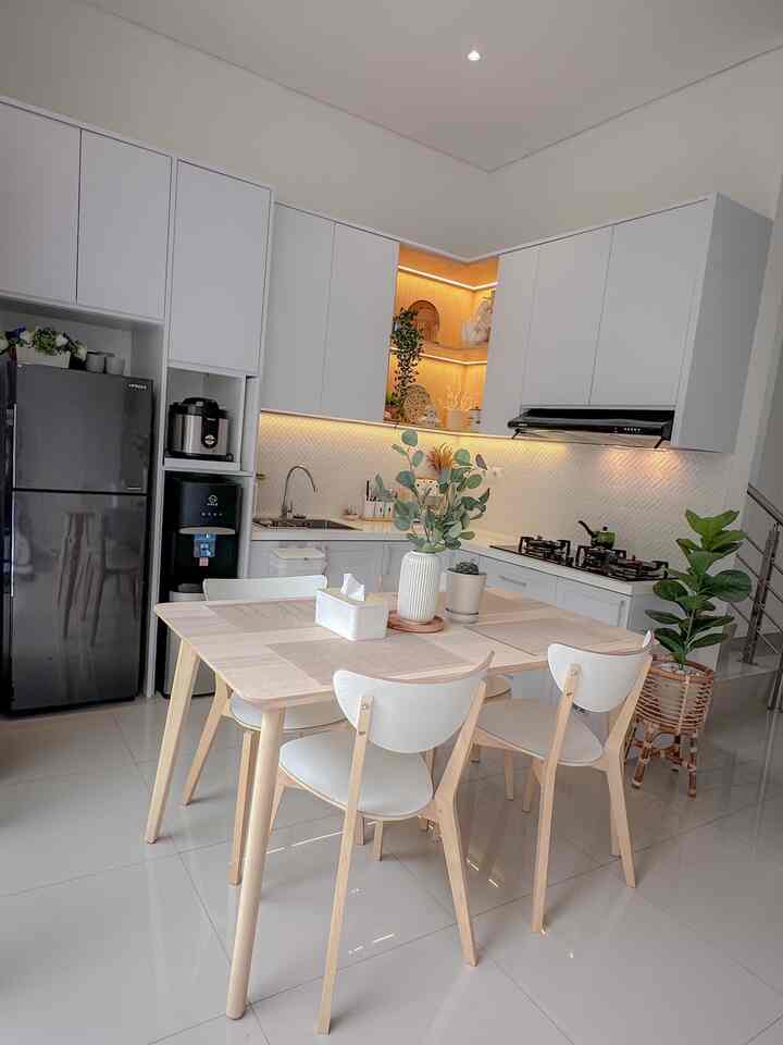 Hay semua, ini adalah Ruang makan dan dapur dirumah @d_houseds. Nuansanya didominasi oleh warna putih dan kayu agar berkesan hangat dan lembut. Disinilah kami menghabiskan waktu bersama seluruh anggota keluarga sambil menyantap makanan dan berbincang seputar kegiatan kami atau sekedar bersendagurau. 




#dapur
#dapurminimalis 
#dapurcantik 
#dapurputih 
#mejamakan
#mejamakankayu 
#mejamakanikea
#homestagram 
#homedecor
