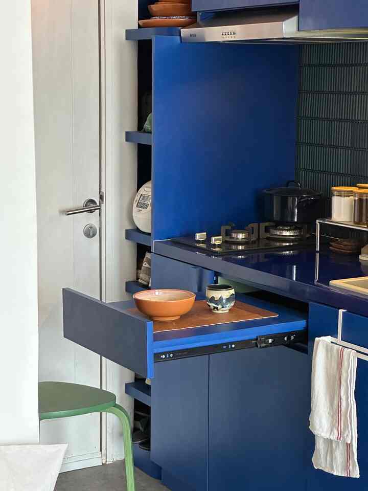 Breakfast nook untuk bengong pagi-pagi sambil menatap silaunya sinar matahari 🫧🥂

#studioapartment #tinyliving #homedecor #apartemen #kitchendecor