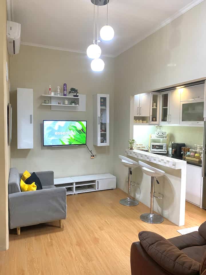 Konsep semi open space dimana ruang keluarga dan ruang dapur kering menyatu, dengan konsep mini bar sebagai pembatas. Total luas ruangan ini adalah 4 x 2,5 m. Semoga meninspirasi 🤗


#ruangtamu #ruangtamuminimalis #openspace #minimalist #ruangkeluarga #minibar #dapurminimalis