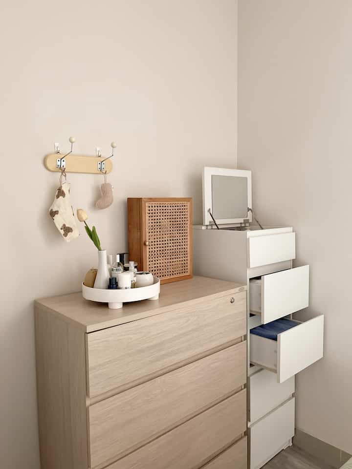 Bedroom Corner ✨
Sudut kamar tidur ini digunakan untuk menyimpan drawer berisi pakaian, handuk, dll. Dan space kosong di atas drawer aku gunakan untuk menyimpan kotak rotan serbaguna yang cantik & memberikan nuansa warm di sudut ini! Kotak ini cocok sekali digunakan untuk menyimpan parfum ataupun botol-botol diffuser. 

#koreanapartment #apartemenkecil #kamartidur #minimalist #dekorasirumah #dekorasikamartidur 