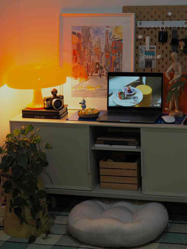 Bosan dengan ruang tamu yang membosankan? Tambahkan percikan warna dengan lampu suasana, warna akrilik cerah, dan ilustrasi warna-warni untuk meningkatkan suasana hati secara instan!
- slide terakhir (sebelumnya)

#BawaWarna Ke Rumahku
#Palette Warna Rumah
#Desain Warna Rumah
#selasarapt
#terapi apartemen
#dekorasi apartemen