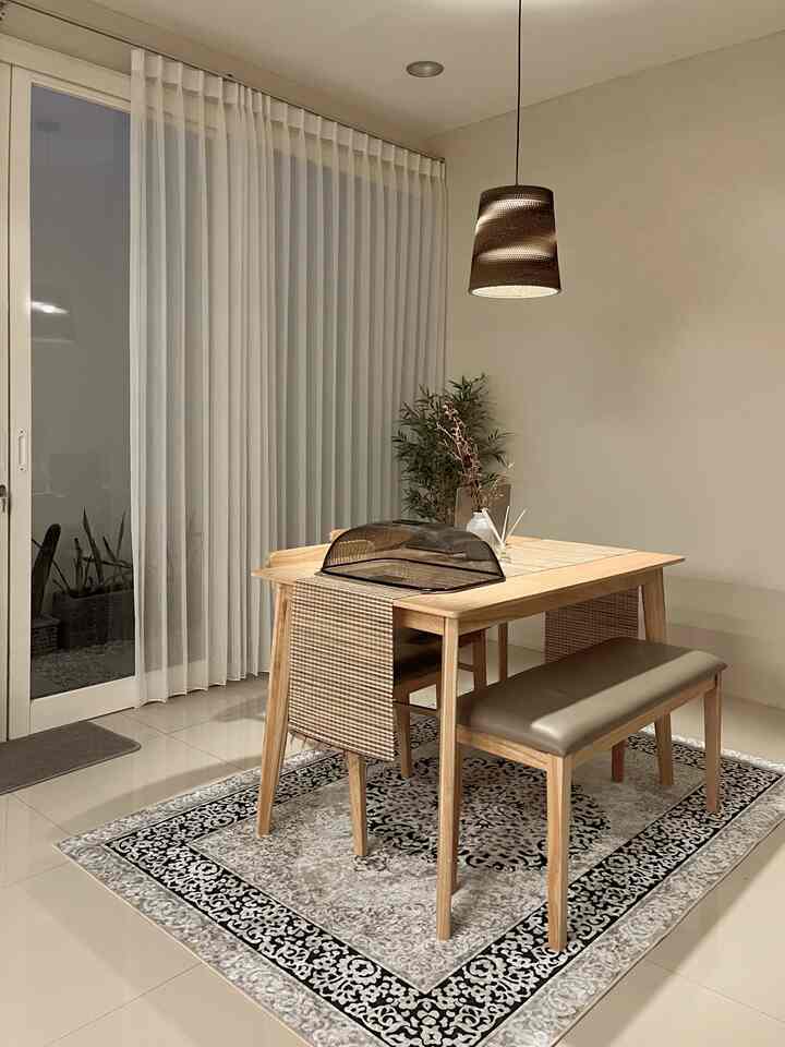 Suasana sore ruang makan, meja makan ini barusan kita ganti arah! Ternyata jadi lebih kerasa lega 💛

#ruangmakan #rumahminimalis #casaralia #japandi #mejamakan #diningroomstyling