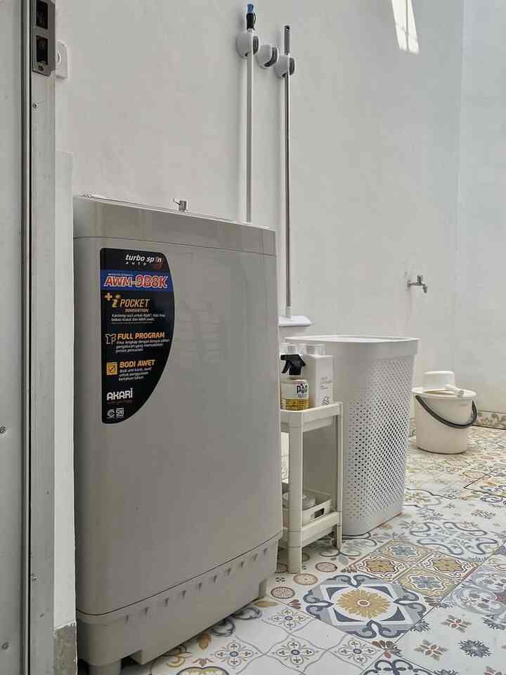 Laundry area di rumah kami. Ukuran ruangannya memang tidak besar. Laundry area kami berada di tempat semi outdoor seperti terlihat di slide ke-3. 

#rumahmungil #rumahminimalis #laundryroom #homedecor #inspohome #rumahdeveloper #inspirasirumah