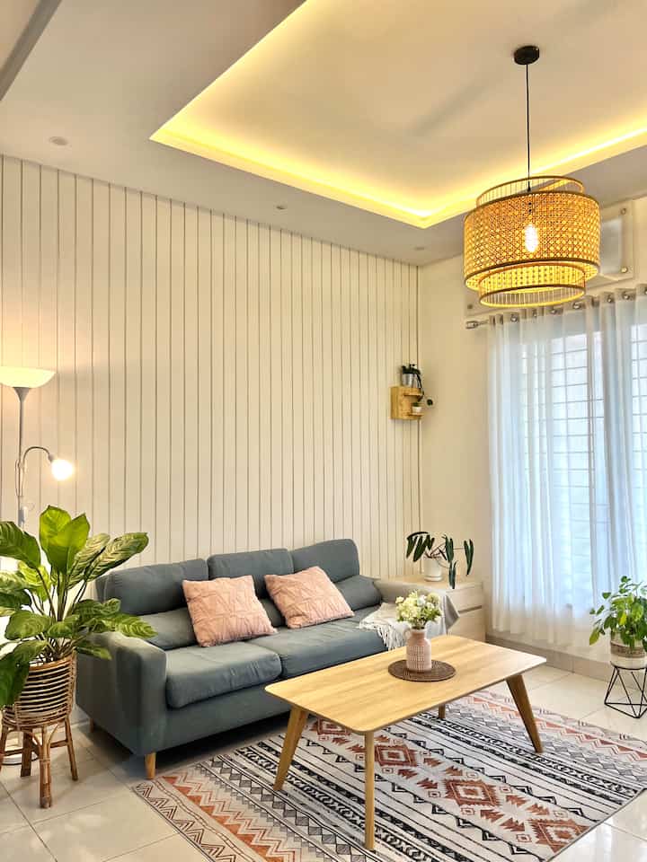 Hai…Sedikit carita meja di ruang tamu ini aslinya top tablenya itu berwarna putih. Nah karena anak-anak sering menggambar di meja ini jadilah mejanya penuh dengan kreatifitas anak-anak banyak noda spidol yang sulit dibersihkan. Supaya meja ini masih bisa dipakai dan cantik lagi maka aku makeover mejanya menggunakn PVC film motif sonoma oak dari kertasiv. Setelah di makeover mejanya kembali cantik dan bersih lagi.

#DIYFurniture 
#personalizedfurniture
#uniquefurniture
#scandinavian #minimalist #industrial #tropical
#rumahkomplek
#depok
#decorlowbudget #rumahtingkat #livewithkids