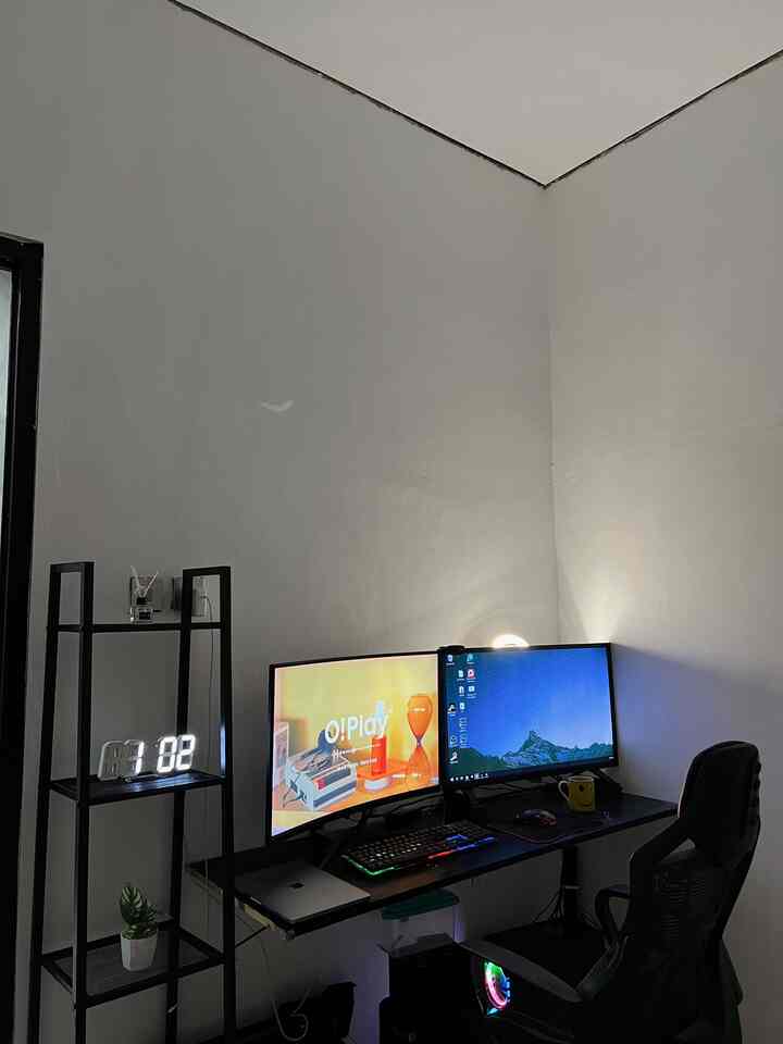 Ruang kerja Suami saat ini. #ruangkerja #desksetup #minimalis #ruangankecil #ruangkomputer #ruanganpria #yogyakarta