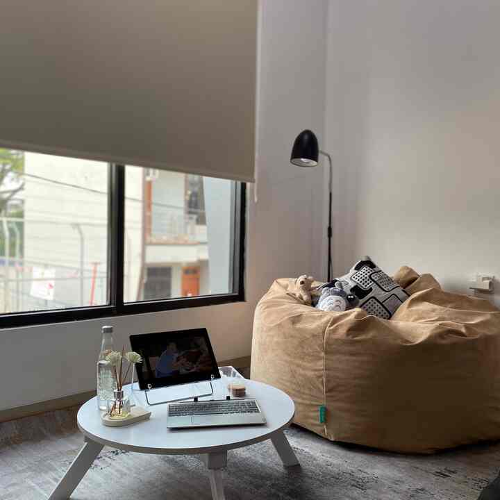 Favorite corner of the room. Lying down or hanging around on beanbags is very comfortable while having a movie marathon✨

#room corner #mejalipat #karpetestetik #inspirasikamar #kamarlowbudget #beanbag