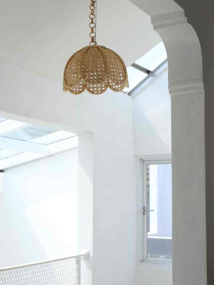 Indor Balcony✨

Salah satu ruangan extra yang dibuat waktu rekovasi area belakang. Dari sini bisa keliatan ruang makan dari atas dan di samping kanan ada calon area laundry yg belum dirapihin sampai sekarang hehe.

#laundryroom #scandinavian #minimalist #rattanlamp #twostoredroom #rumahcluster #tangsel #whitepaint #mowilex #INAFHome