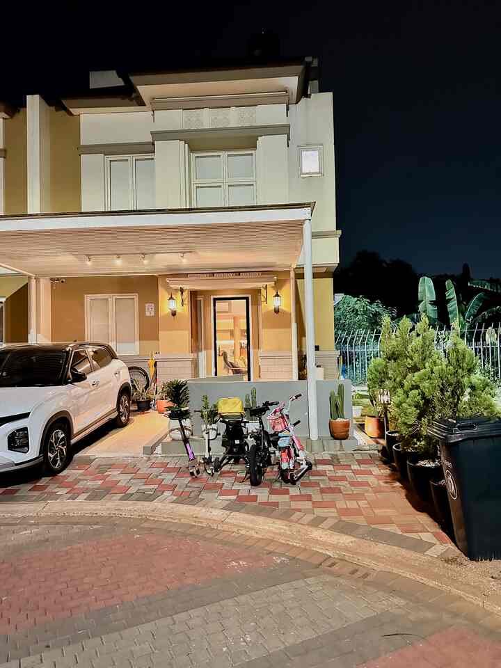 Hello from our fasad ✨

Kira-kira begini suasana malam fasad kami..
Karena ini perumahan cluster, jadi sudah tentu tidak boleh adanya perubahan bangunan.

Nah disini kami menambahkan kanopi, yang kami custom khusus sesuai selera kami.
Yaitu menggunakan design kisi2 dan material dari baja supaya awet…
Selain itu kami menggunakan track lamp di di kanopi, sebagai penerangan,
Supaya anti mainstream 

Selain itu meski memiliki lahan terbatas namun kami tetap membuat patio sebagai area santai dan menerima tamu..

Dan tentu diberikan beberapa tanaman cemara sebagai penghijauan

#FasadRumah #FasadRumahCluster #RumahMinimalis #BSD #RumahCluster #JapandiHome #JapandiHouse
