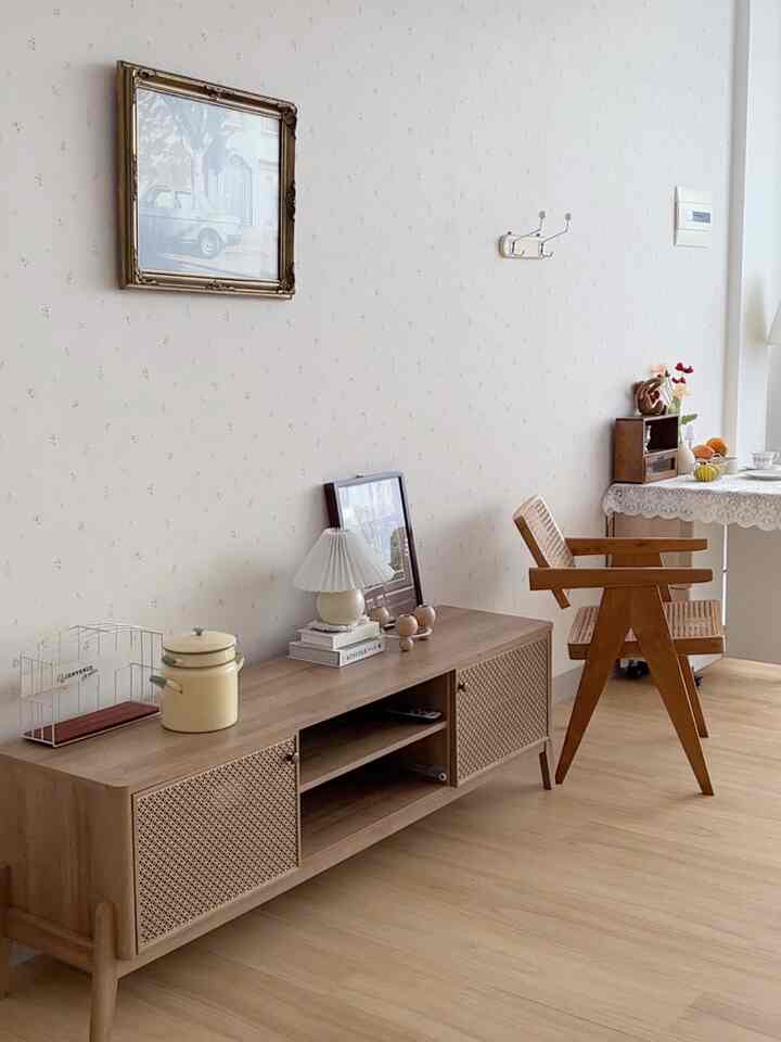 Trik low budget makeover yang kita gunakan di area living room studio ini adalah dengan penggunaan wallpaper 100 ribuan. Bener-bener bikin suasana ruangan jadi berbeda dan bisa menutupi noda-noda yang ada di tembok.

#lowbudgetmakeover #lowbudgetlivingroom #lowbudgetlivingroominspiration #koreanstyle