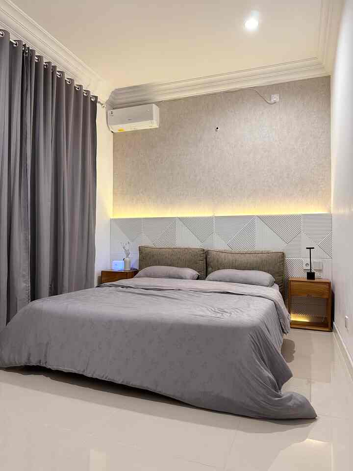 Kamar utama di rumah kami memanjang, jadi masi ada lumayan space yang belum kami maksimalkan. Kedepannya akan kami buat cabinet tv. Sementara ini biasanya kami gunakan untuk tambahan tempat tidur anak-anak 😁

#bedroom #kamarutama #rumahmodernmimalist #semarang #rumahdeveloper