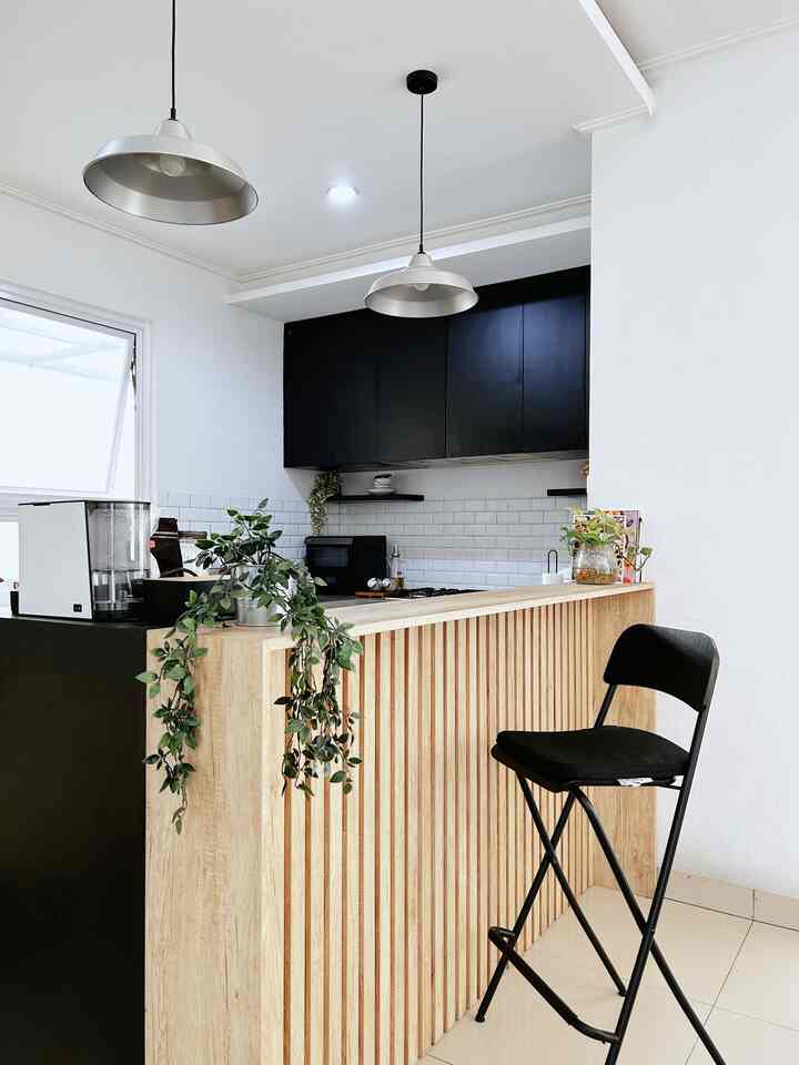 Dekorasi untuk dapur di #boemisaturnus dibuat sangat simple. Peralatan dapur hampir semua bisa masuk ke storage. Focal point dekorasi yg menggambarkan tema dapur adalah lampu dan kursi bar. Sesuai dengan tema #industrial lampu yg dipilih dari bahan stainless steel dan bahan kursi bar dari baja yg berwarna hitam yg dibeli di #ikea. #kitchenstyling #kitchendecorideas #kitchenmakeover