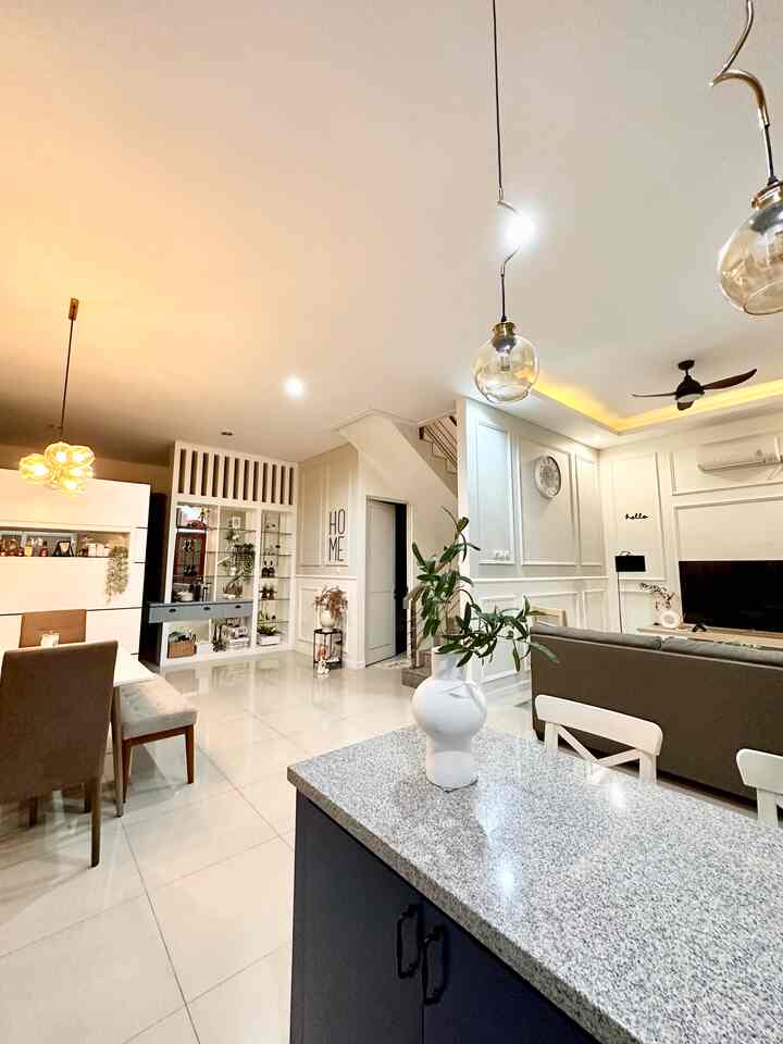 Rumahku terletak di kompleks cluster, yang berdempetan dengan rumah tetangga. Luas ruangan di lantai 1 kira-kira 120 m2, tidak terlalu besar namun tidak terlalu kecil. Untuk mengakali supaya tampak lebih luas, kami buat konsep open space,  di mana tidak ada sekat antara ruang makan, dapur dan ruang keluarga. Kami banyak bermain di warna untuk  pembeda antar ruangan. Untuk area dapur nuansa putih dan biru klasik dengan penempatan meja island dan 3 bar stool sebagai pembatas dapur dan ruang keluarga. Ruang keluarga sendiri kami buat lebih warm & cozy dengan penempatan sofa berwarna kalem dan lampu dengan warna warm white. Sementara di dinding bagian ruang makan kami beri cermin full dengan sekat-sekat hitam berukuran besar, dari lantai sampai ke plafon. Selain sebagai pembeda ruangan, cermin tersebut juga untuk memberikan kesan ruangan yang lebih lega dan luas. #rumahcluster #rumahdeveloper #jakarta #rumakoes #classicvintage #ikea #144m2 #mydreamhouse #bighouseinspo #rumahbesar 