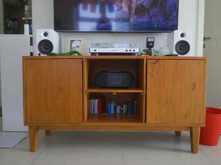 Sebelum pindah ke apartemen ini, aku manifesting pengen punya music corner di tempat baru. Pelan-pelan bisa terwujud satu-per-satu 😇

Banyak hal yang sunyata dalam proses pembuatan music corner ini, dimulai dari ketemu tempat custom kabinet dengan harga yang affordable, lalu turntable yang didapatkan dari menang kompetisi giveaway 😂 sampai mini compo Sony yang aku beli sebagai hadiah ulang tahun 2 tahun lalu 🤗

Dalam prosesnya membutuhkan sekitar 8 bulan sampai jadi music corner yang aku inginkan, lamanya sih dinabung buat beli speaker idaman, jadi sebelum itu masih pakai speaker bluetooth 😝

Dari dulu aku juga suka koleksi kaset pita dengan lagu-lagu jadul, jadi pas banget bisa dimainkan di mini compo Sony yang bentuknya minimalis dan bisa buat putar CD juga 👍🏻

#midcenturymodern #homedecorinspo  #aesthetichomedecor #apartemen #jakarta #sololivingjourney 
#musiccorner #casadecipop 