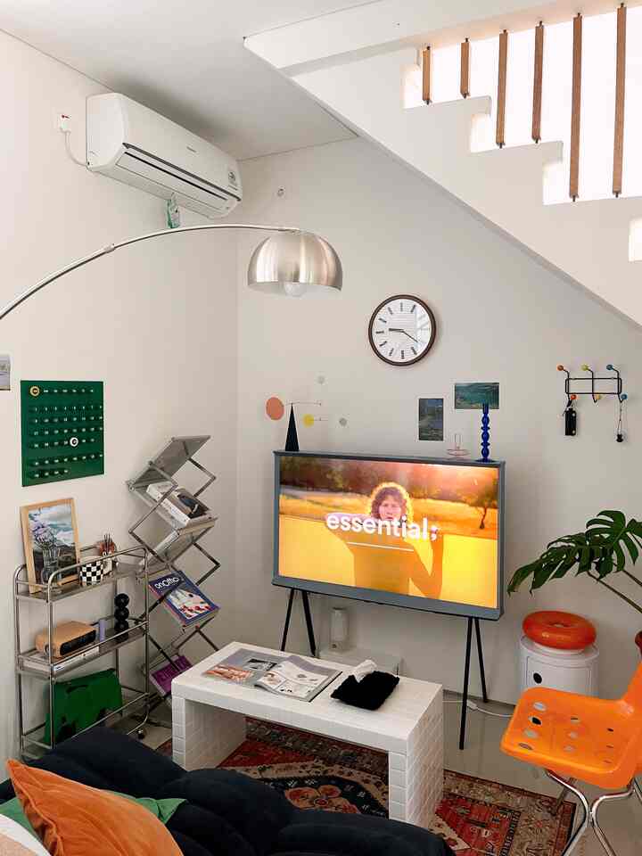 Salah satu mood yang ingin dibawa pada living room adalah perasaan senang dan ceria saat menghabiskan waktu bersama keluarga ☺️

Hal inilah yang saya coba terapkan pada dekorasi living room dengan memadupadankan banyak item item dekoratif berwarna warni. Tentunya pemilihan item tetap mengikuti tema ruangan yaitu mix mid century modern dan retro.

Aktivitas di living room jauh lebih menyenangkan! 🛋️📺✨

#DesignLivingRoom
#IdeLivingRoom
#InspirasiLivingRoom