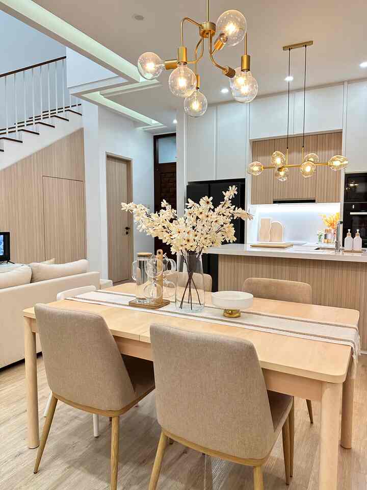 Konsep open space memang banyak digemari zaman sekarang, karena membuat ruangan menjadi luas. Di @3nd.house dining room dan dapur bersih juga jadi satu ruangan✨

#dapur #ruangmakan #dapurbersih #dapurmodern #diningroom #drykitchen