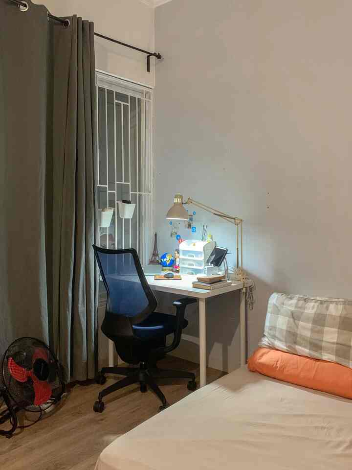 minimalist workspace…

Menciptakan space untuk kerja dan kuliah suami di rumah, masih minim sekali aksesoris karena suami memang sukanya yang simple. Meja IKEA ini menurutku best buy banget, selain kokoh size juga pas. Kualitas juga oke. Awet dari tahun 2018

#workingspace #officehome #mejakerja #mejabelajar #mejaminimalist #ruangkerja

