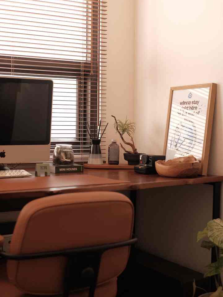 Rumah kantor selama WFH 🤎

#tinyhouselivinghigh #homeoffice #workingarea #japanessemidcentury #wood #leather #rumahdalamgang #tinyhouse