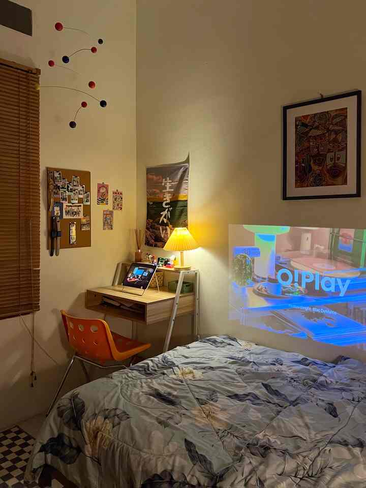 Menata Area Tempat Kerja

Space tempat kerja ini masih dalam kamar tidur. Tentu saja berada di sisaan ruangan, dekat kasur. Dulu sering dipakai untuk bekerja kala WFH👨‍💻

Ketika malam hari suasana berubah menjadi lebih hangat berkat pencahayaan warm light, ditambah ornamen poster dinding bernuansa Jepang ✨🌜

Jangan lupa tambahkan berbagai pernak pernik action figur kesukaan agar memunculkan suasana ceria ketika sedang bekerja 🤖👾

Selain suasana ceria, suasana area tempat kerja yang menenangkan juga bisa membantu meningkatkan produktivitas, misalnya saja menambahkan wewangian dengan menaruh reed diffuser yang wanginya sesuai selera 🌸

Area ini cocok untuk sekadar bersantai sambil mendengarkan lagu menjelang tidur atau menonton film melalui projector 📽️

#DekorasiRuangKerja #InspirasiRuangKerja  #WorkingSpaceStyling #DekoruasiRuangBelajar #InspirasiRuangBelajar #depok #45m2 #decorlowbudget



