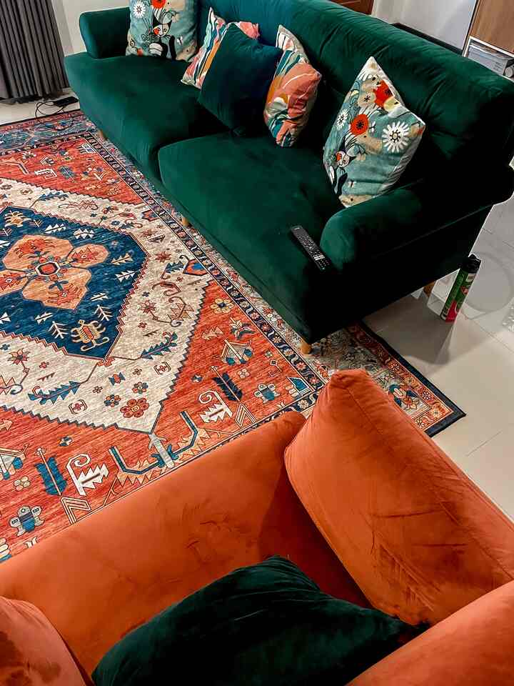 Warna-warni di @diemdibumi 🥳 di lantai 1 khususnya ruang tv kami menggunakan warna vibrant earth tone, di kamar utama kami menggunakan warna sage green sedangkan untuk home office kami menggunakan warna-warni cerah yang penuh bunga-bunga♥️

#bringscolorstomyhome #homecolorpalette #homecolordesign