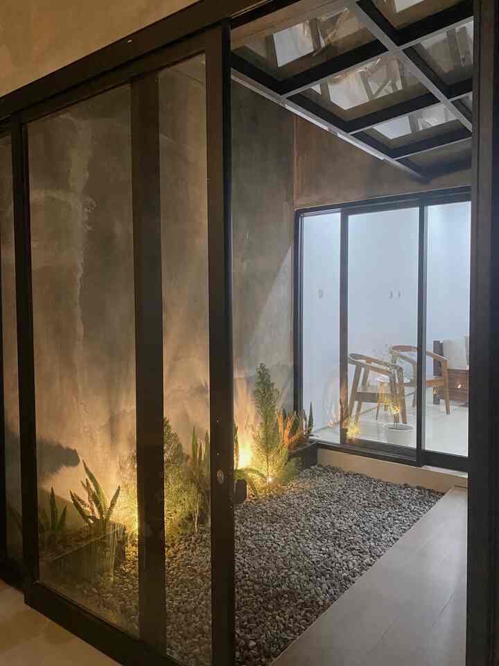 Design rumah ini, dibantu Arsitek dalam mendesignnya. Karena ini pembangunan rumah pertama, kami sangat awam perihal pembangunan dan material. Dengan adanya design dari arsitek, kami sangat terbantu oleh adanya gambar kerja yang detail dan juga RAB nya. Kami hanya menggunakan jasa Arsitek dalam designnya saja, selebihnya kami handle semuanya, seperti tukang. Kami tidak memakai jasa kontraktor, kami memakai jasa tukang harian dengan melihat pedoman/gambar kerja dari Arsitek. Sebetulnya lebih bagus lagi jika memakai kontraktor, tapi selama tukang harian tersebut bisa baca gambar, tidak masalah. Karena kontraktor hanyalah wadah untuk para tukang. #bangunrumah #renovasirumah #arsitekrumah #yogyakarta 
