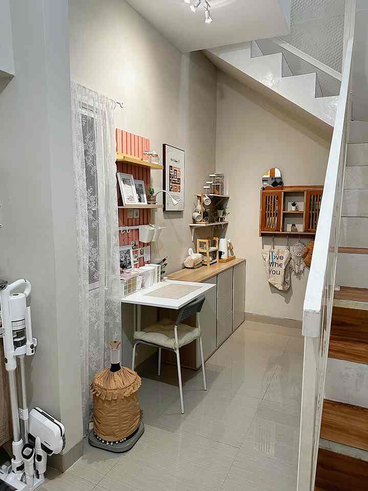 Awalnya ruangan ini kamar ukuran 2x3 meter dan ada taman lalu dapur kecil outdoor, Karna rumah aku type luas tanah 72m. Jadi di belakang aku tutup dan di buat tangga untuk bangun lantai 2. Lantai 2 ada 1 kamar yang sementara aku jadikan gudang dan ada space laundry room, 1 kamar mandi dan jemuran.. 

Space ruangan foto di atas, 3 m x 2,3 m. Alhamdullillah bisa menata satu meja kecil untuk makan, lemari dan ambalan untuk stroge tambahan ^.^ 

#shabby #scandinavian #minimalist #rumahcluster #rumahdeveloper #bogor #rumahmungil #45m2 #livewithkids 
