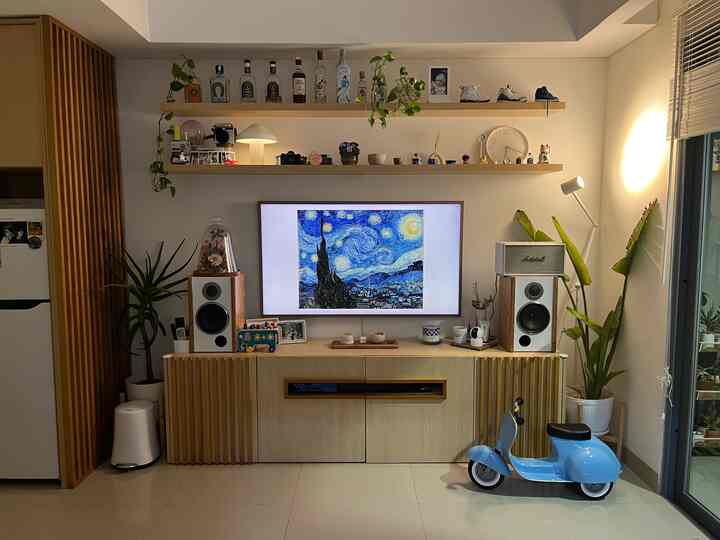 Our Living Room @a.partofarnoldi per November 2023 🏡🌿✨

Untuk menambahkan styling dekoratif di living room, kami mengisi dengan tanaman2 tropikal yang mudah didapatkan dan tidak perlu mahal lho 😊 dipasangkan juga dengan warna pot yang senada, misal warna putih atau coklat, membuat ruangan terlihat lebih stand out & thematic 🤙✨

#FancyBudgetMinim #LowEffortFancy #SpillDecorLowBudget #Apartment #TangerangSelatan #Indonesia