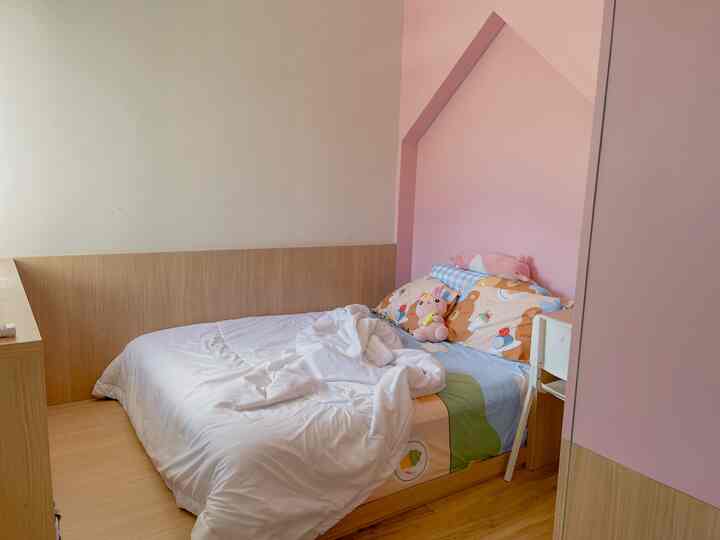 Styling kamar anak✨

Punya tiga anak yang masih kecil-kecil tentu challanging banget yah bagi kami sebagai orang tua untuk menata kamar anak.

Di kamar pink ini, adalah kamar 2 anak perempuan kami yang memiliki usia cukup dekat .
Sejak awal memang anak kami memilih warna pink, dan supaya lebih manis sengaja di mix dengan warna hpl oak..

Sedangkan untuk kamar anak laki2 kami di sebelahnya, hanya dibedakan dengan warna putih
Dan dengan tetap sama mengusung japandi design, aku pribadi suka sekali dengan mix warnanya.
Dan tentu supaya lebih fungsional di lahan terbatas kami build in semua interior dengan lapis HPL dari merk Aica..
Dan lantai di lapis vynil warna oak juga

Apakah selalu rapih? Tentu tidak, maka intuk saat ini kami belum memberikan banyak sekali barang.

Yang penting rapih.

#DekorasiKamarAnak 
#InspirasiKamarAnak
#KidsRoomStyling
#japandihouse 
#japandihome 
#bsdcluster 
