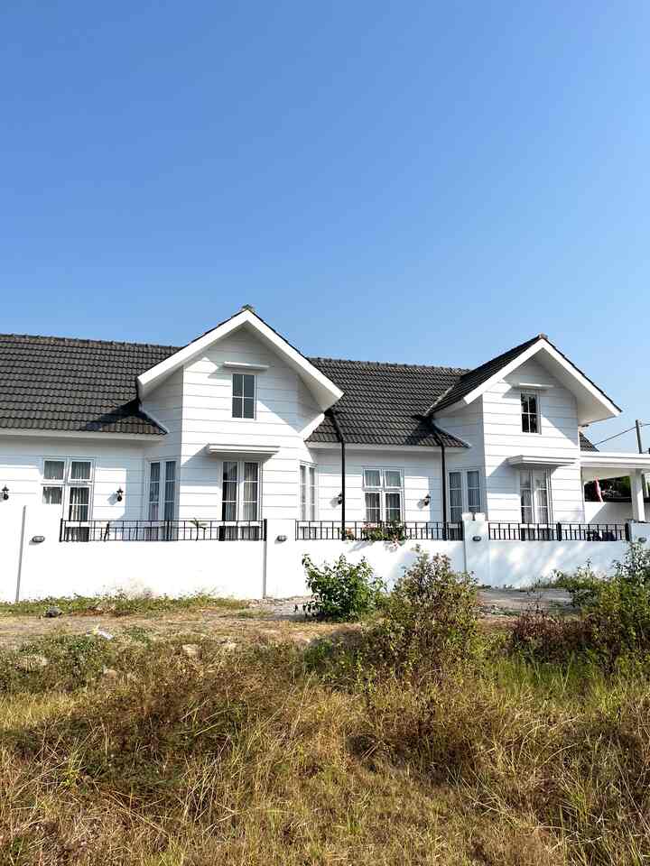 Fasad Rumah dengan American classic house konsep.🏠
Kami memilih konsep ini dikarenakan American classic house itu timeless.🪞
Dan memang dari dulu sangat suka dengan style ini.
Diawal design pengen pakai woodplank karena material yg selalu ada di american house, akan tetapi karena mahal akhirnya kami menggunakan tembok biasa yg di garis garis menggunakan gerindra.
Exterior rumah ini all white dengan sedikit sentuhan pagar hitam dan kekayuan
Dan kami beri banyak bukaan jendela agar terang dan sejuk.
Pemakaian jendela alumunium juga lebih awet dan no drama rayap ya..🐜
Jendela alumunium ini mudah request bentuk juga.
Agar kesan american classic lebih muncul kami custom jendela bergaris. 🪟
Tips bagi temen temen yg mau menggunakan tembok bergaris seperti ini, lebih baik menggunakan alumunium U saat mencetak garisnya. Supaya lenih aman dari retak rambut serta lebih cepat pengerjaannya💡

#DesignFasad #IdeFasad #InspirasiFasad #americanhouse #rumahklasik