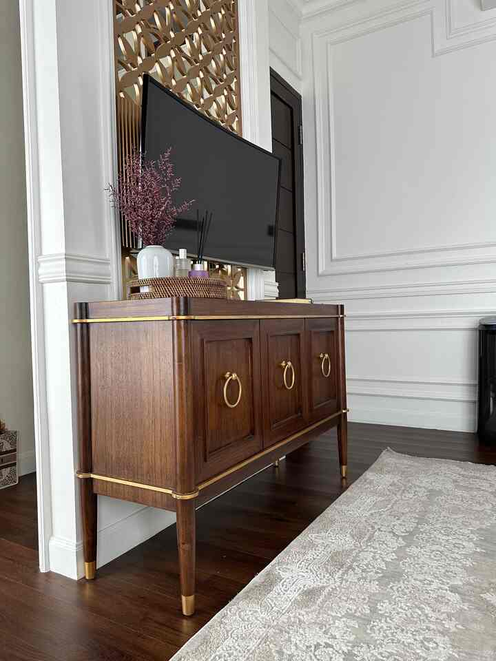 Lemari TV di Kamar Utama

Hallo semuanya aku mau share part of Kamar Utama yang ada di rumah nih. Ini meja buffet yang ada di kamar berfungsi untuk menyimpan perintilian agar ruangan kamar terlihat rapih selalu.

Materil lemari meja ini terbuat dari Kayu Jati dimana aku custom di vendor Jepara. Desain model lemari buffet ini aku dapatkan dari pintereset dan alhamdulillah pengrajin Jepara bisa membuat lemari buffet ini hampir mirip dengan gambarnya🤍

Semoga menginspirasi😍

#rumahshelica #rumahdeveloper #rumahcluster #homedecor #rumahdiserpong #bsd #serpong #cisauk #rumahmodern 