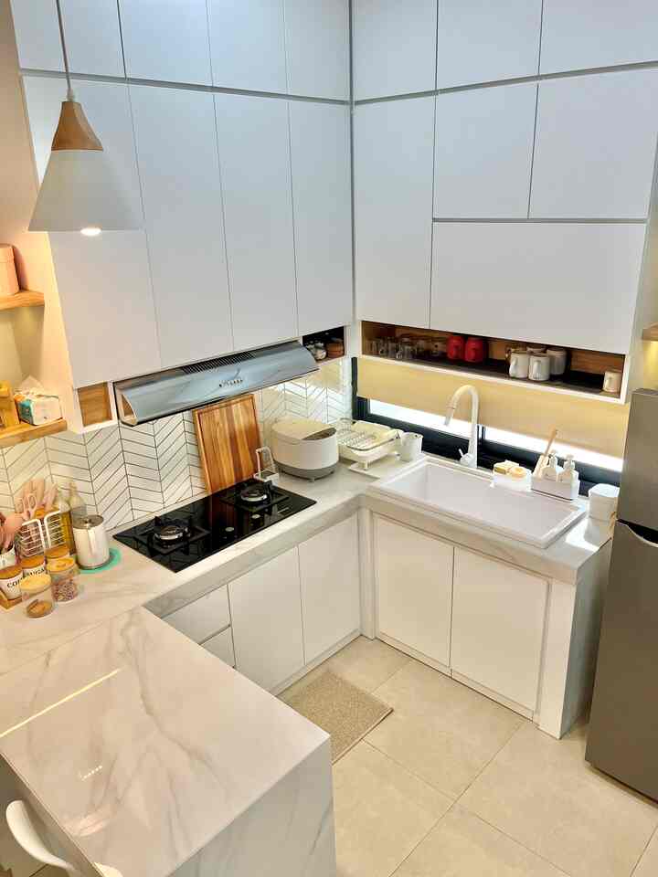 White kitchen with wooden ornaments.

Dapur di rumah.alel tidak besar jadi untuk memaksimalkan fungsi, sink yang luas ini aku tambahkan talenan kayu yang aku custom sesuai ukuran sink. Selain untuk mencuci piring, sink ini juga berfungsi untuk preparing saat memasak. Jika tidak digunakan talenan kayu ini aku simpan di backsplash menjadi dekorasi dapur.

#kitchenstyling
#kitchendecoeideas
#kitchenmakeover
#talenankayu
#japandikitchen