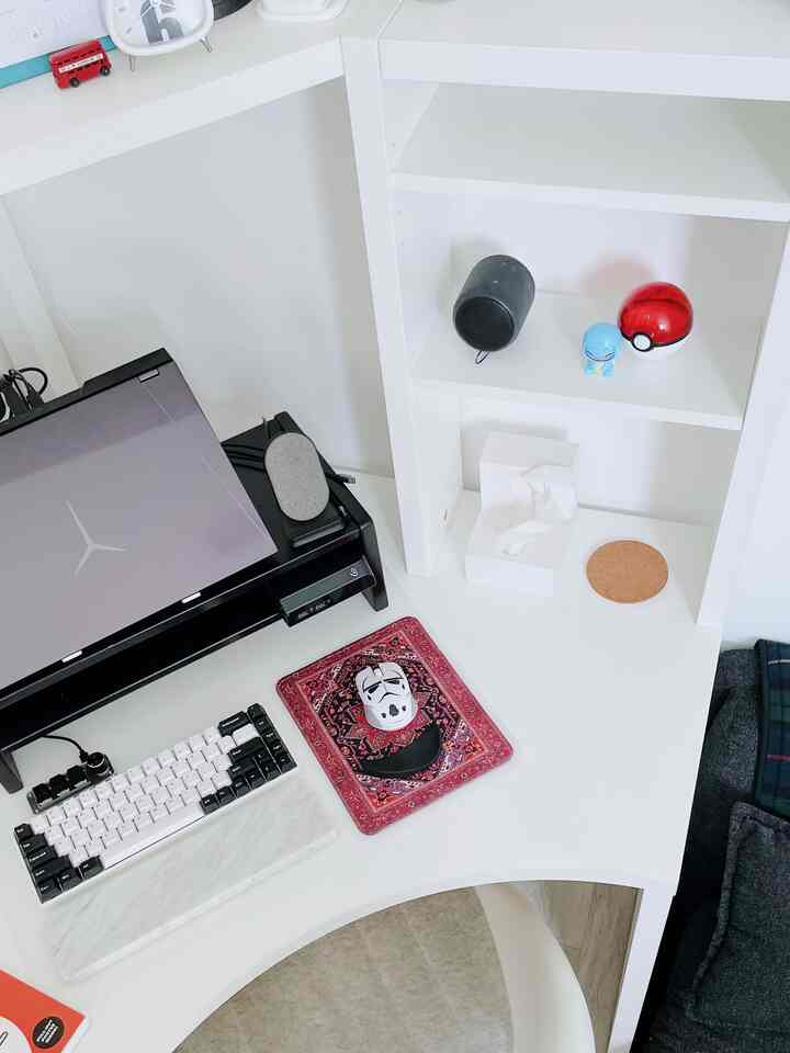 Home office yang ada di area mezzanine kebanyakan diisi dengan produk-produk dari ikea. Mulai dari corner workstation, lemari buku dan rak penyimpanan hingga rak pajangan.

Furnitur paling favorit d ruangan ini tentu adalah si corner workstation. Sengaja dipilih meja kerja ini agar dari pojok bisa menjangkau sisi kanan dan kiri. Jadi ketika saya sedang bekerja dan menghadap laptop, bisa dengan mudah menjangkau buku atau yang lainnya dari sisi kanan dan kiri meja ini.

Untuk dekorasi sama seperti area rumah lain saya, saya menempatkan beberapa action figure karakter anime/film yang saya sukai. Selain itu buku-buku koleksi juga secara tidak langsung sudah menjadi bagian dekorasi ruangan ini.

Agar ruangan ini terlihat tetap bersih dan nyaman sama seperti kamar tidur saya banyak menggunakan warna putih. Selain itu sesuai fungsinya sebagai home office, tidak banyak printilan atau barang2 yang tidak berhubunhan dengan pekerjaan yang saya simpan di ruangan ini.

#Dekorasiruangkerja #inspirasiruangkerja #homeofficestyling #homeoffice #white 