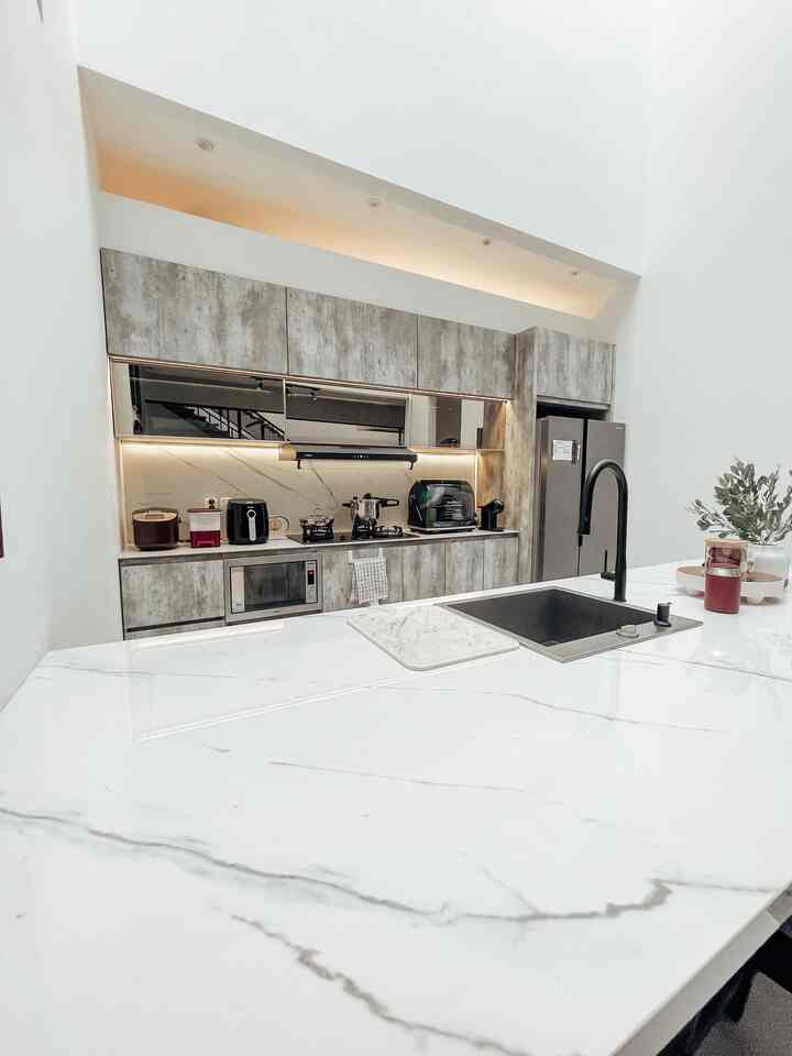 My most favourite area✨ why? Cuz I spend my most of time here. 😝 jadi awal mula design dapur aku bilang mau terang, bagus dan ada meja besar. Aku tu bekerja, jadi biasanya aku sekali masak banyak mealprep untuk anak2. Skylight membuat area ini tu jadi kelihatan luas dan terang . Nah biar lebih warm tone , aku tambahin Wooden Bar Stool biar mengimbangi dengan warna grey dan white disini. Gimana menurut kamu setuju ga? 

#kitchenstyling #kitchendecorideas #kitchenmakeover #japandi #scandinavian #kitchenhacks