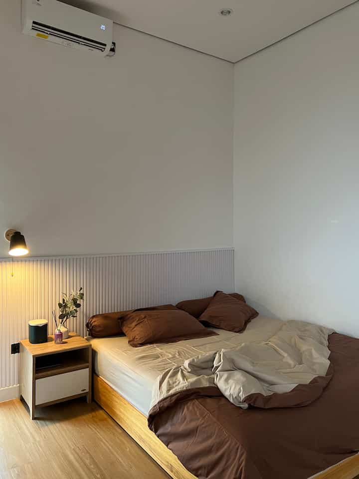 kamar tidur anak yg tema nya masih ngikutin kemauan mak nya.

ada 3 kamar dirumah ini yg sering di pakai ya kamar inilah. 

#bedroom 
#midcenturymodern
#rumahdeveloper 
#renovasisendiri 
#Tangerang
#dekorasisukasuka 