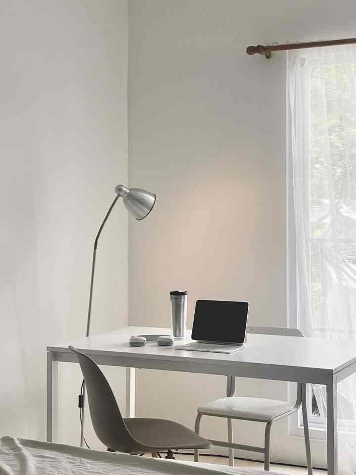Aku memutuskan untuk membuat ruang kerja yang dapat diubah fungsinya menjadi ruang makan saat aku mengadakan makan malam atau saat keluarga dan temanku datang. sekarang aku punya ruang untuk bekerja dan juga ruang untuk ngobrol 💬 #minimalist #roomdecorinspo #aesthetichomedecor #koreaminimalist #homeoffice #bedroom
