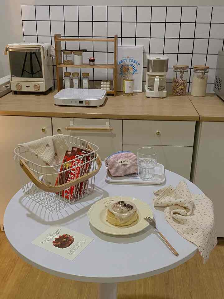 night mode 🛋️🍽️

nyemil malam di kabinet segaris mode malam hihi ditemani perintilan ala korea mulai dari piring, gelas, table napkin yang warnanya soft. 

#kitchenstyling #kabinetdapur #nightmode 
#kitchenroomstyling
#kitchenroomdecor
#kitchenroommakeover