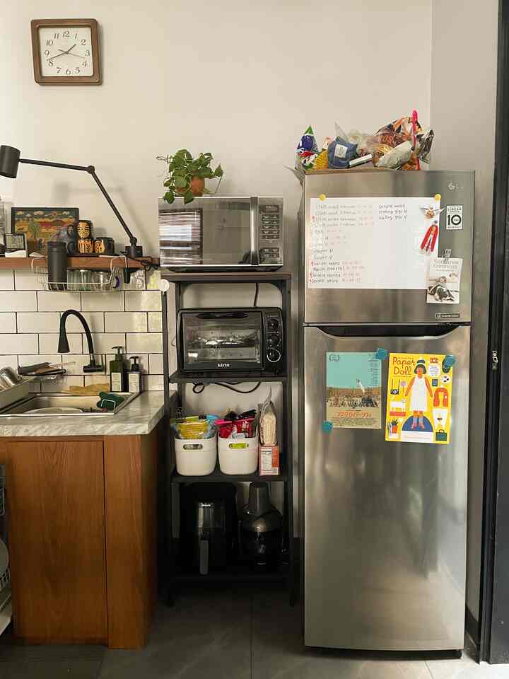 Papan tulis di kulkas bisa jadi solusi biar gak lupa buat perpanjang ini itu ☝️ #kelasmennengah #househack #diningroom #ikea 