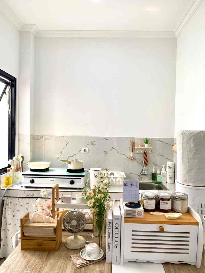Dapur yang ada saat ini tidak memiliki kitchen set,supaya tetap tampak clean dan minimalis, aku menambahkam beberapa dekorasi supaya lebih aesthetic. Salah satunya kain penutup kolong dapur dan stiker furniture

Kedua barang itu paling favorit karena bisa bikin kesan dapur jadi lebih bagus walaupun tanpa kitchen set. Bagian kolong dapur bisa difungsikan untuk menyimpan beberapa barang tanpa terlihat berantakan. Meja dapur yang sudah banyak mengelupas bisa terlihat baru lagi dengan penggunaan stiker furniture, sehingga terlihat seperti meja baru lagi dengan desain yang lebih fresh.

Biaya yang dibutuhkan untuk bikin dapur jadi lebih minimalis seperti tidak begitu banyak, bahkan sangat terjangkau. Untuk kain aku jahit sendiri jadi bisa beli per meteran sesuai ukuran dan motif yang diinginkan. Per meternya kain ini hanya 20 ribuan. Stiker furniture yang aku butuhkan untuk bikin meja kelihatan baru yaitu sekitar 120 ribu, kualitas stiker yang bagus dan anti air juga.

Untuk teman-teman yang pengen dapur tetap cantik tanpa kitchen set, semoga barang ini bisa jadi alternatif ya, selain harga terjangkau, kita bisa sambil nabung juga buat bikin kitchen set impian nantinya 🌿Tips dari aku pilih juga barang dekorasi sesuai dengan tema yang kamu suka, pilih warna yang senada supaya kesan dapur jadi lebih clean dan rapi.

#LowBudgetKitchen #LowBudgetKitchenMakeOver #LowBudgetKitchenInspiration #kitchenminimalis #japandi