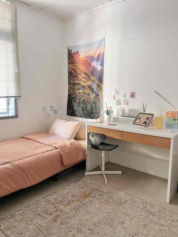 Bikin kamar mungil jadi glow up 👏🏻🥰
G tau kenapa ya, kalo dekor kamar tuh rasanya happy aja. Karena kamar jadi tempat paling nyaman di rumah. Tapi untuk mendekorasi kamar pun ada tantangannya. Jangan sampe terasa penuh dan jadi banyak debu..

#kamartidur #inspirasikamar #homestagram #kamarkecil #kamarku #kamartiduryangnyaman #rumahantik #rumahvintage 