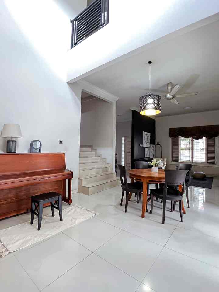 Ruang Tengah Konsep Hall.

Agar rumah terasa besar dan lapang ruang keluarga menyatu dengan ruang makan. Sirkulasi udara mengalir dari plafon tinggi lantai atas dan dari jendela    serta pintu ke taman belakang.
Jika cuaca panas cukup nyalakan ceiling fan dan membuka jendela.
Konsep hall diterapkan agar bisa mengakomodir jumlah orang yang banyak saat acara di rumah.#ruangkeluarga #openspace

#ruangkeluarga
#desainruangkeluarga
#inspirasiruangkeluarga
#openspace
#rumahdualantai