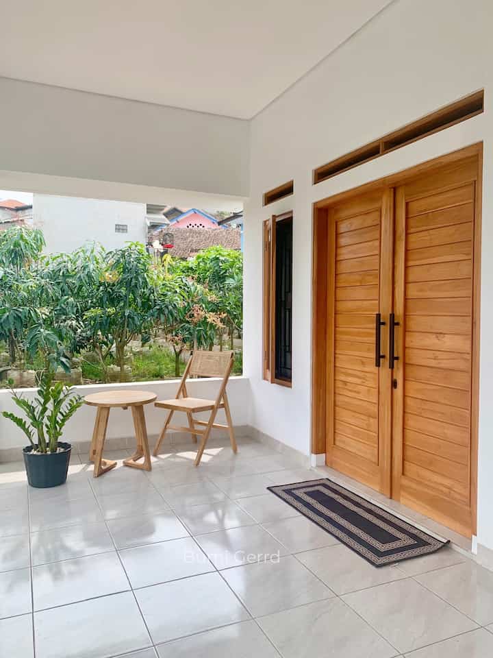 Hai ini adalah area teras rumah kami, berukuran 4x3m sengaja d buat aga luas agar bisa menjadi area bermain anak bersama teman temannya. Kadang kami juga menghabiskan waktu untuk sekedar santai ngopi di kursi teras itu.

#bumigerrd #bangunrumah #minimalist #teras #terasrumah #rumahmungil #bandung