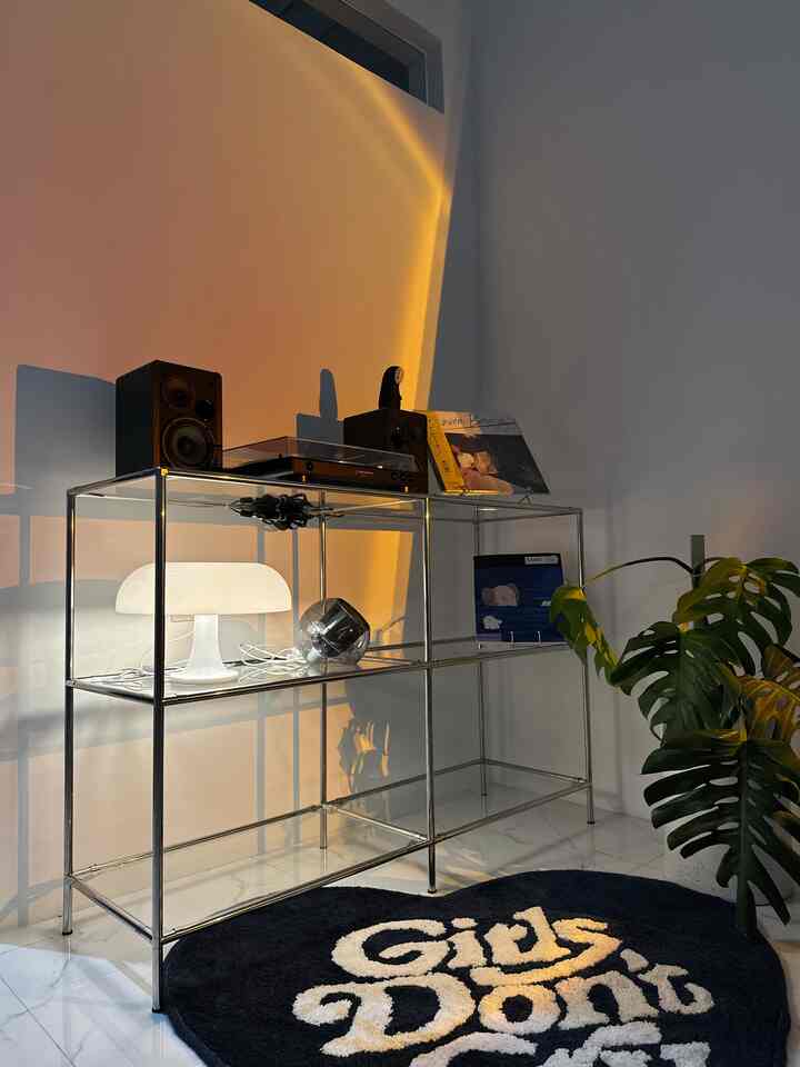 M I N I M A L I S T
-

style Angka House lebih ke minimalist yang mementingkan fungsi dan kesederhanaan ruangan. Barang dekoratif yang kita gunakan dalam mencapai style ruangan , ada rak stainless steel yang bisa dibongkar pasang , dekorasi mushroom lamp dan berlengkapan vinyl player 
-
Kita memilih benda yang bersifat fungsional dan nilai aesthetic juga didapat diruangan ini dengan perpaduan warna putih dan stainless steel memberikan kesan sederhana 
-
Rak stainless steels kita dapat di @modulock dengan beberapa part yang bisa dirakit sesuai kebutuhan, mushroom lamp bisa dapat di ecommers dan peralatan vinyl player juga di ecommers namun untuk koleksi vinyl records kita beberapa dapat dari jastip di Jepang
-
untuk budgeting rak stainless menghabiskan 1jt an karena kaca kita mermbuat sendiri jadi lebih hemat, jadi keseluruhan jika ditotal kurang lebih 4jt belum termasuk koleksi vinyl recordsnya karena harganya piringan hitam sangat bervariasi 


#decorativeitems #homestyling #roomstyling #homedecor #roomsecor #minimalist #bauhaus #homestyle #72m #homestagram #lowbudget #angkahouse