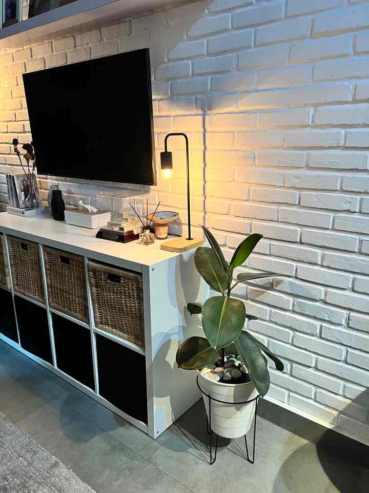 Dekorasi rak tv

#minimalis #rumahmungil #americanstyles #rumahgayaamerica #ruangtamu #livingroom #rumahindustrial #homedecorinspo #roomdecorinspo #aesthetichomedecor #bandung  #monochromehome #monochrome #45m2 #desaininteriorrumah #desaininterior #interiorrumah #interiormodern #homedecor #homedecorenthusiast #aesthetic #aesthetichomedecor #dekorasirumah