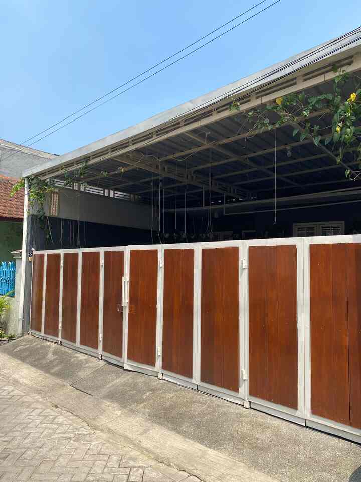 🌱 Inilah fasad di rumah kami, rumah kami berada di dalam gang yang cukup sempit, hanya bisa dilewati satu mobil saja. Oleh karena itu pagar rumah kami design memanjang full seperti ini, dan garasi rumah kami cukup luas dengan ukuran 6,9x5 meter, hal ini untuk mempermudah kami saat mau parkir mobil. 

#designfasad #idefasad #inspirasifasad #fasadrumah #rumahminimalis #modernhouse #homestyle 