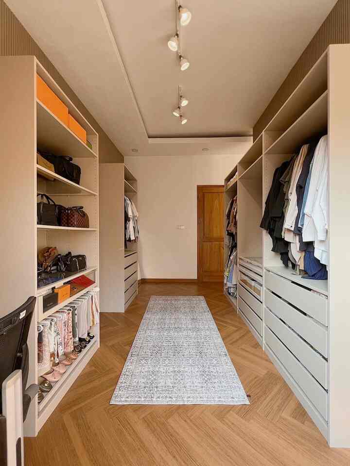 Ini area walk in closet ku, ini aku custom lemari di ikea pakai seri pax jd bs disesuaikan dgn luas lemari yg diinginkan, utk di tengah ak taroh rug/ karpet yg ukurannya ak custom juga biar pas. 

#customfurniture #personalizedfurniture #uniquefurniture #walkincloset #lemaribaju
