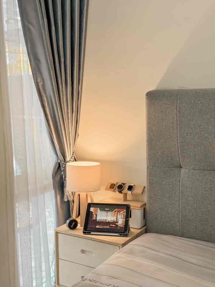 •Meja Nakes Pojok Kamar Tidur• 
Meja nakes yang berfungsi sebagai storage desktop, selain itu di atas meja nakes kami gunakan untuk meletakan lampu tidur dan storage kabel serta storage jam 🩵

#storage #mejanakes #kamartidur #lamputidur #bedroominspiration #dekorasikamartidur #idedekorkamar