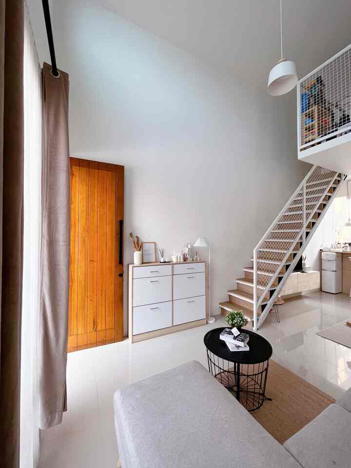 Mengubah tata letak dan mengganti barang dekorasi diruangan secara berkala akan membuat ruangan terlihat beda dan kembali fresh 🫶🏻 ketika merubahnya tetap dengan barang-barang yang masih senada warnanya dengan tema rumah agar tidak menghilangkan unsur tema rumahku. Barang-barangnya bisa berupa vas bunga, wall decor, lampu, serta dekorasi lainnya 🥰

#decorativeitems  #roomstyling #roomdecor #livingroom #rumahsegaris #japandi #scandinavian #rumahdeveloper #rumahcustom #inspirationhomedecor #dekorasiruangtamu #inspirasiruangan

