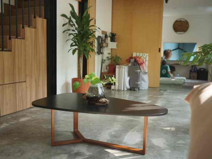 Saat karpet tidak dipasang, keindahan lantai polished concrete terekspos. 

#lantai #lantairuangtamu #meja #mejaruangtamu #openspace #industrial #tinyhouse #rumahmungil #tropicalhouse #whiteinblack #myhomejourney